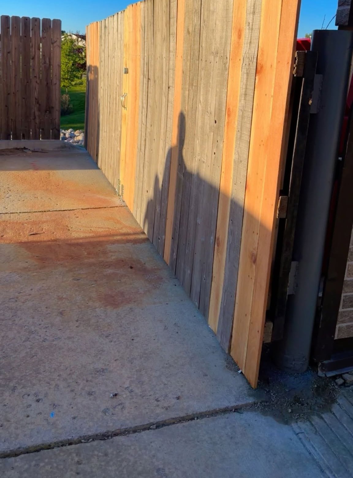 Newly rebuilt wood fence by Villarreal Paint and Remodeling